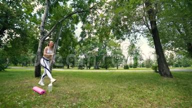 <strong>体育</strong>女青年正在训练，在公园做运动。 健身女孩在公园做午餐在夏天。 <strong>阳光</strong>健身中心